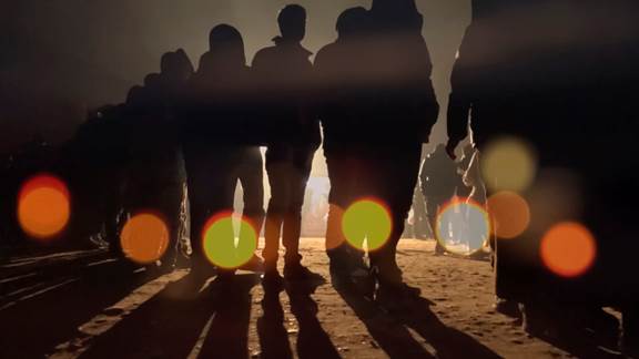 說(shuō)明: Macintosh HD:Users:chendong:Desktop:張乾琦 工作坊:工作坊:官方作品:中文圖說(shuō):AZMA:5. 張乾琦，“AZMA”視頻截圖，2017 .jpg