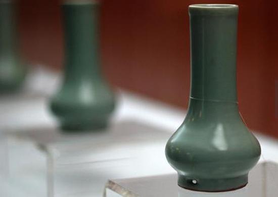 南宋，龍泉窯，粉青釉鼓腹瓶 
