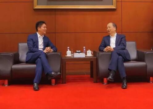 中國工商銀行董事長易會(huì)滿和京東集團(tuán)董事局主席兼首席執(zhí)行官劉強(qiáng)東見證了雙方合作協(xié)議的簽署。 