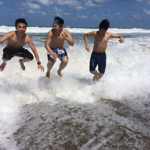 贏在起跑線(xiàn)？中國(guó)孩子赴美留學(xué)是否越早越好？