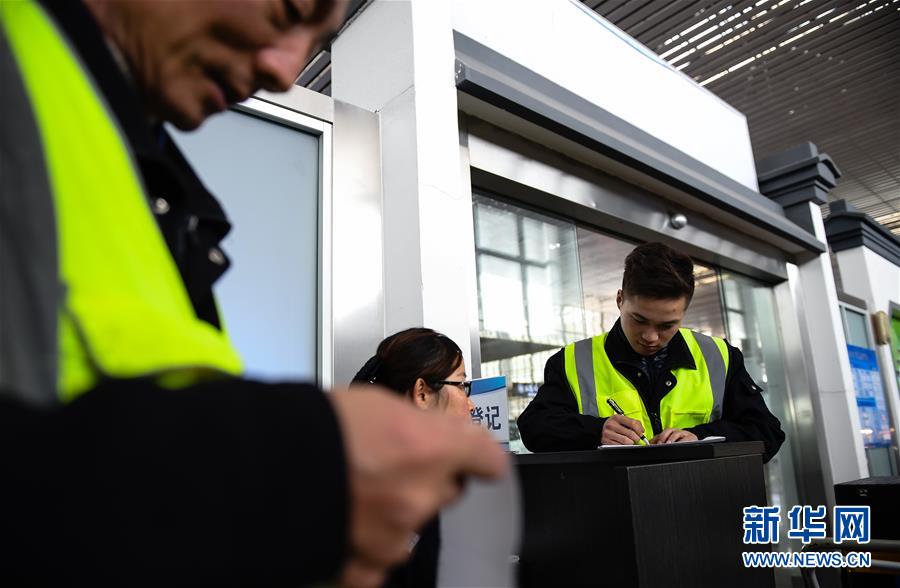 （關注春運·圖片故事）（3） 奔跑吧！高鐵送餐小哥