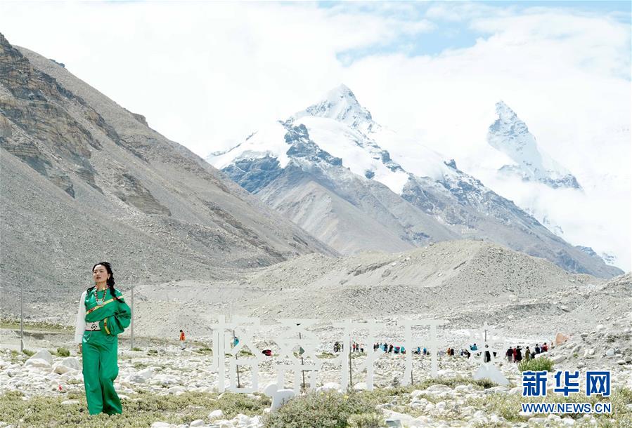 （文化）（5）“格?；ㄩ_”西藏民族服飾秀亮相珠峰大本營